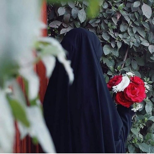 عکس دختر چادری گل رز در دست