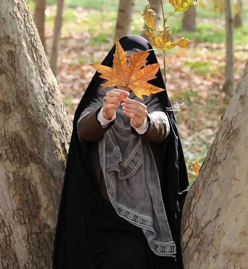 عکس دختر چادری در پاییز