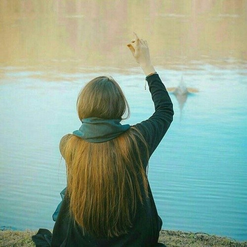 عکس پروفایل دخترونه پشت به دوربین با موهای قشنگ