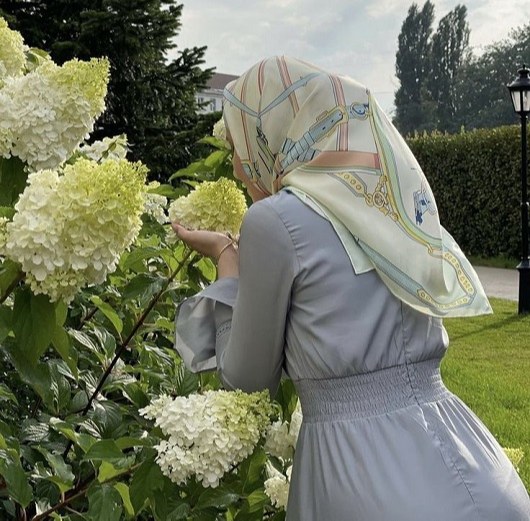 لاکچری باکلاس عکس دختر با گل برای پروفایل