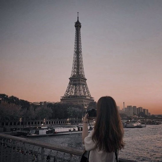 عکس دختر از پشت سر کنار برج ایفل