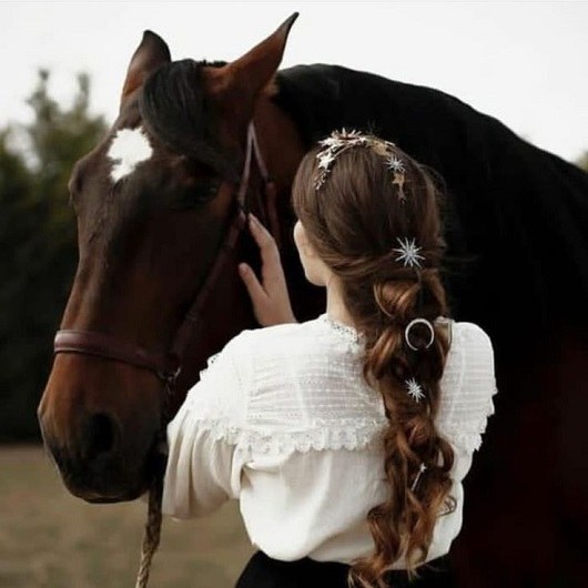 عکس دختر با اسب زیبا برای پروفایل