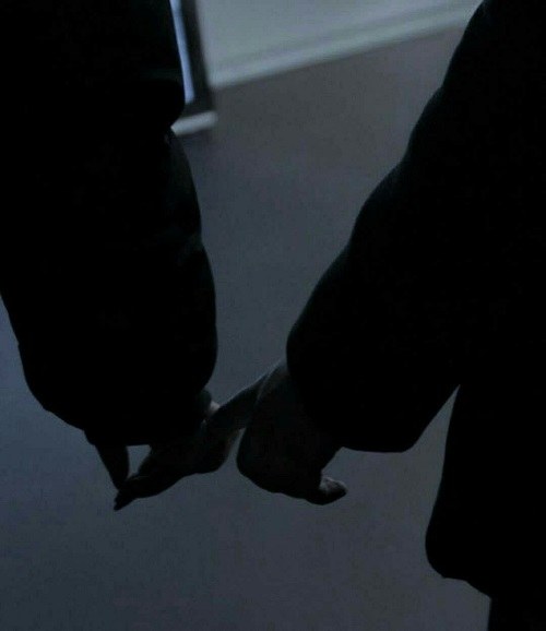 عکس دست سیاه و سفید عاشقانه