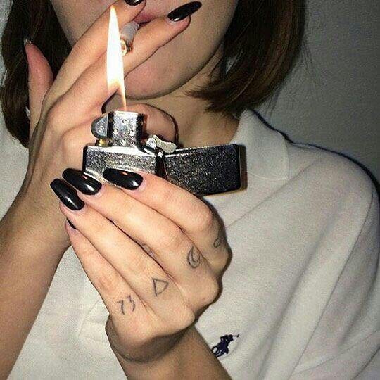 عکس دختر در حال کشیدن سیگار با فندک