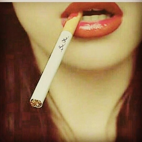 عکس از دختر زیبایی که سیگار دهنشه