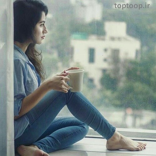 دختر خیلی غمگینی که دم پنجره نشسته و استکان قهوه دستش هست مناسب پروفایل