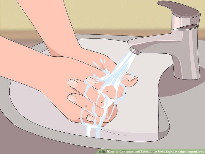 شستن ناخن ها با آب