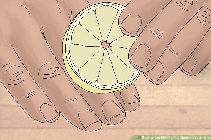 مالش برش های لیمو روی ناخن