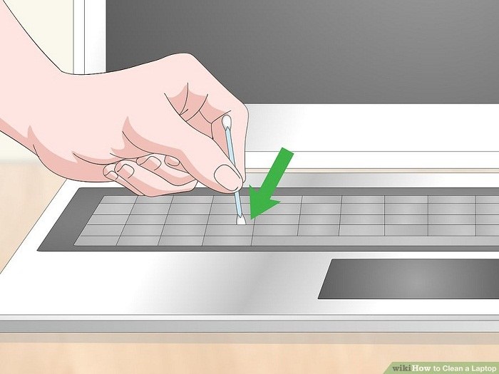 تمیز کردن بین کلیدها با پارچه ی پنبه ای