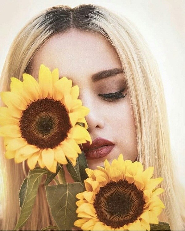 ژست عکس دخترانه با گل آفتابگردان