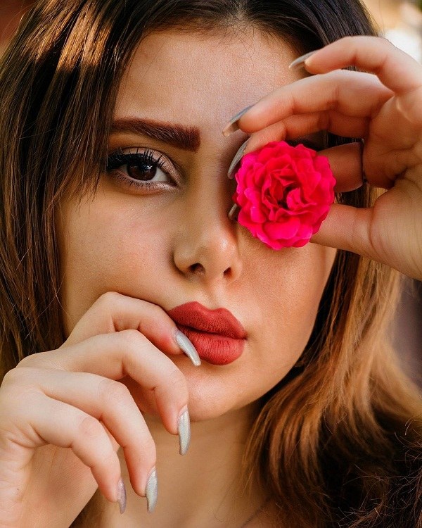 ژست عکس دختر با گل رز قرمز