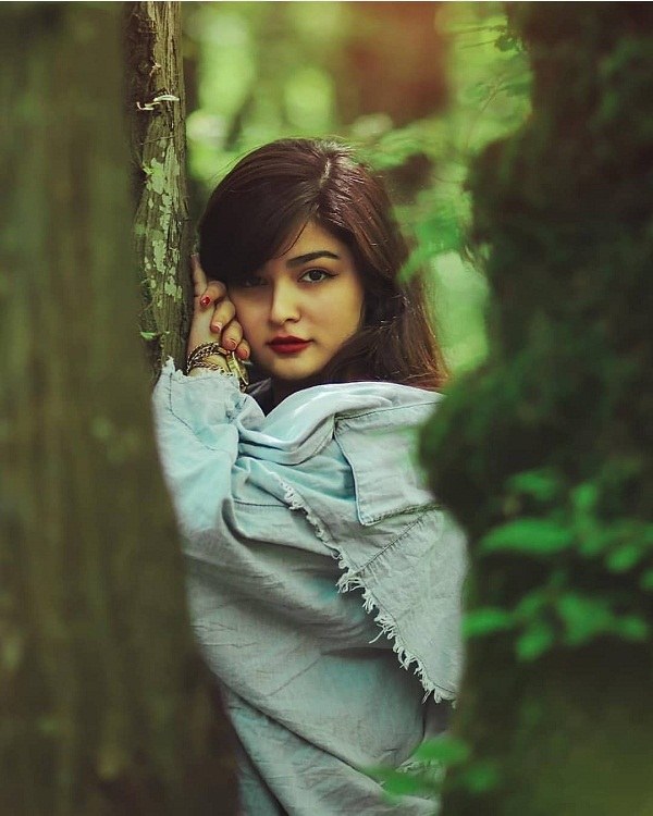 عکس ژست دختر ایرانی با درخت
