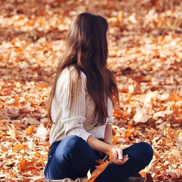عکس دختر نشسته روی برگ ها برای پروفایل