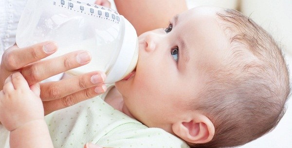 شیر خشک خوردن نوزاد