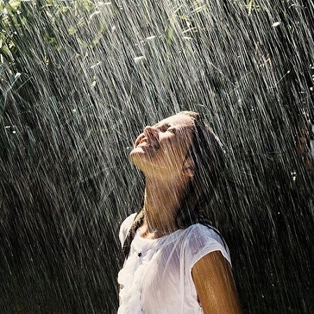 عکس دخترانه بارانی برای پروفایل