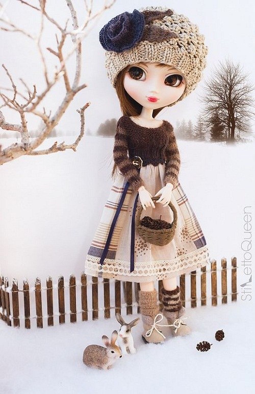 عکس عروسک دخترونه در هوای برفی