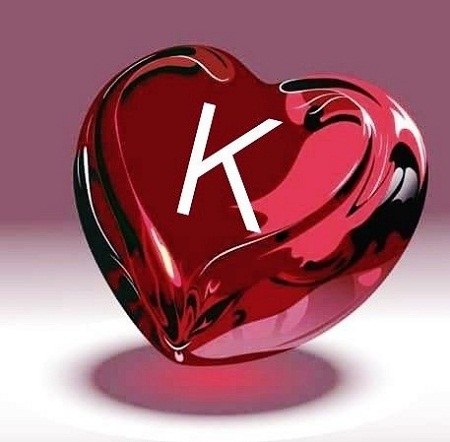 عکس حرف k روی قلب قرمز