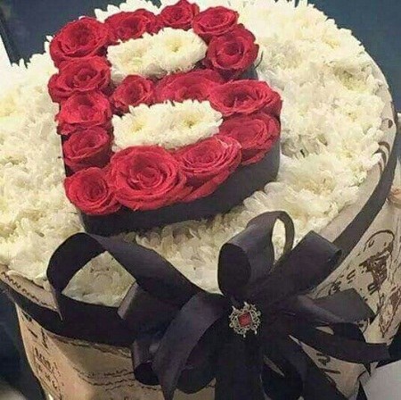 عکس حرف b ساخته شده با گل های قشنگ