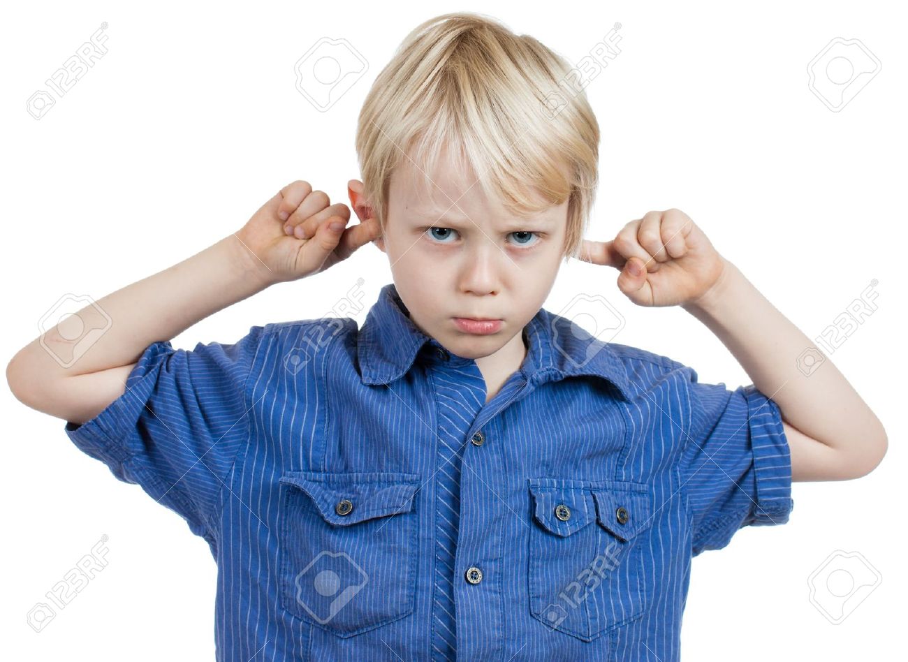 Включи шум детей. Шум детей. У подросткового ребенка в ушах шум. Ребенок без фона с закрытыми ушами. Дети шумят.