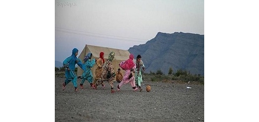 دختران ایرانی در حال انجام بازی فوتبال